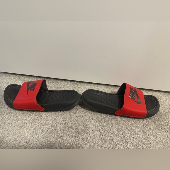 Nike Toddler Benassi Red Black Slip On Sport Sandal Slides Size 6Y - Picture 6 of 7